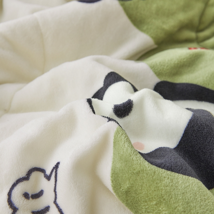 91家纺网 家纺一手货源 找家纺 莉莉安家纺 2025秋冬新款加厚三层夹棉牛奶绒贝贝绒毯冬季保暖盖毯复合毛毯 熊猫宝贝