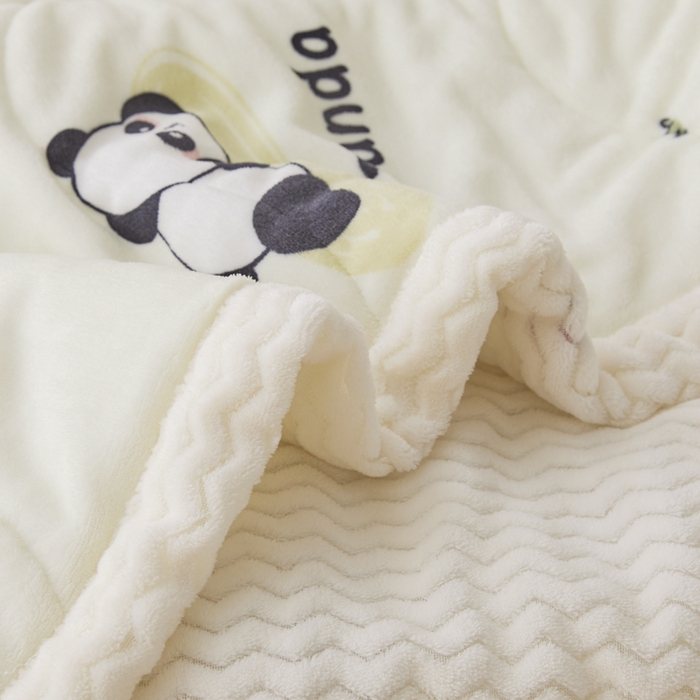 91家纺网 家纺一手货源 找家纺 莉莉安家纺 2025秋冬新款加厚三层夹棉牛奶绒贝贝绒毯冬季保暖盖毯复合毛毯 熊猫宝贝