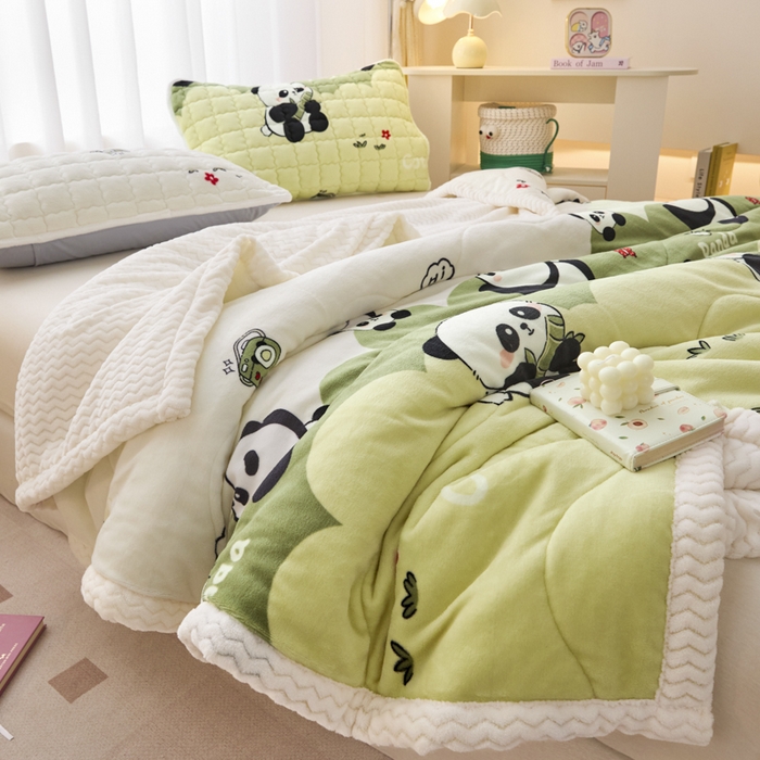 91家纺网 家纺一手货源 找家纺 莉莉安家纺 2025秋冬新款加厚三层夹棉牛奶绒贝贝绒毯冬季保暖盖毯复合毛毯 熊猫宝贝