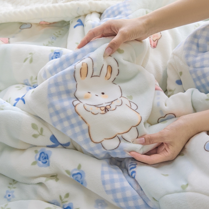 91家纺网 家纺一手货源 找家纺 莉莉安家纺 2025秋冬新款加厚三层夹棉牛奶绒贝贝绒毯冬季保暖盖毯复合毛毯 一袭幽梦