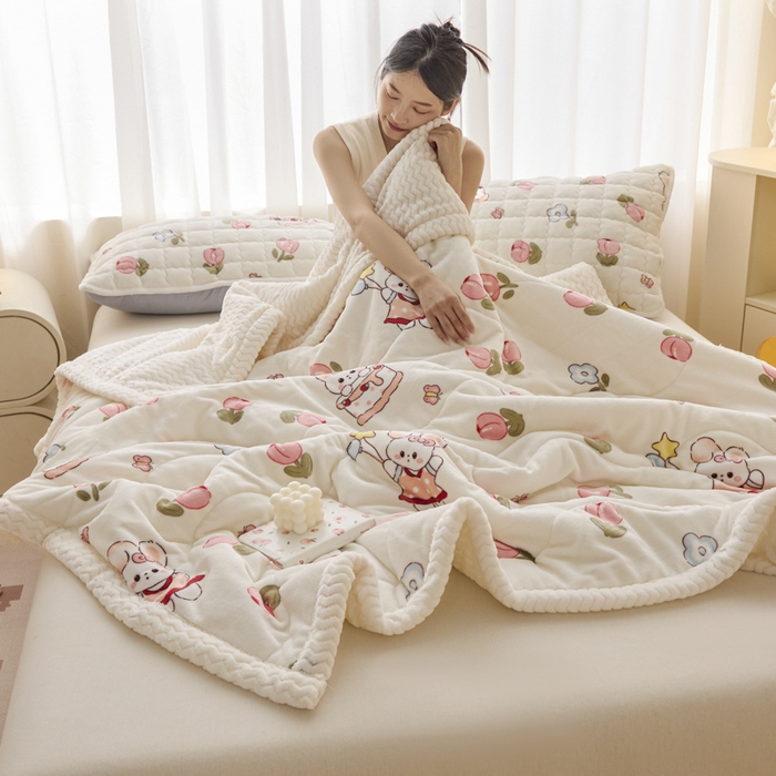 91家纺网 家纺一手货源 找家纺 莉莉安家纺 2025秋冬新款加厚三层夹棉牛奶绒贝贝绒毯冬季保暖盖毯复合毛毯 郁金香恋