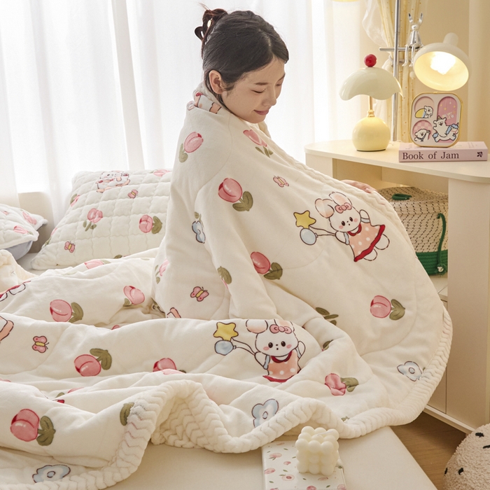 91家纺网 家纺一手货源 找家纺 莉莉安家纺 2025秋冬新款加厚三层夹棉牛奶绒贝贝绒毯冬季保暖盖毯复合毛毯 郁金香恋