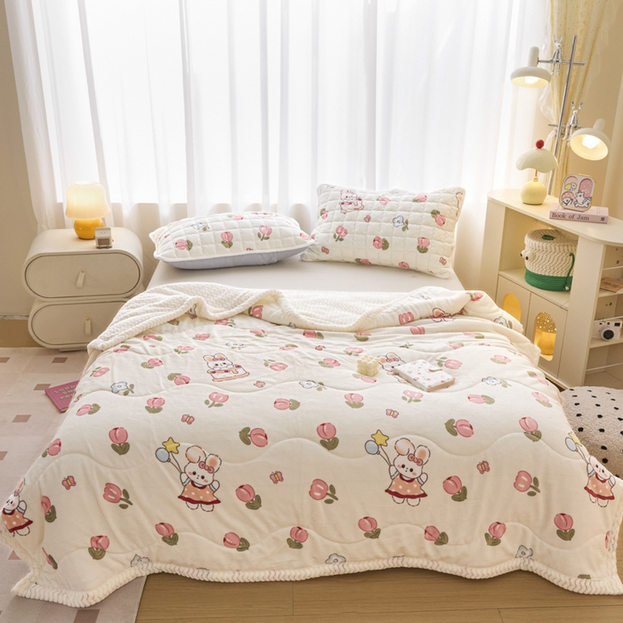 91家纺网 家纺一手货源 找家纺 莉莉安家纺 2025秋冬新款加厚三层夹棉牛奶绒贝贝绒毯冬季保暖盖毯复合毛毯 郁金香恋