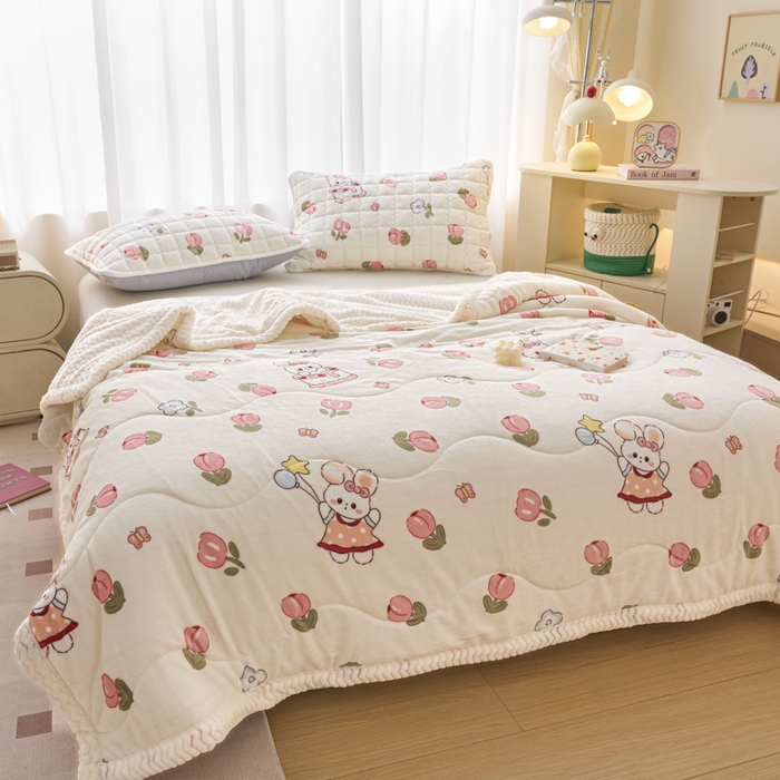 91家纺网 家纺一手货源 找家纺 莉莉安家纺 2025秋冬新款加厚三层夹棉牛奶绒贝贝绒毯冬季保暖盖毯复合毛毯 郁金香恋