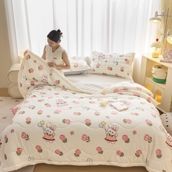 91家纺网 家纺一手货源 找家纺 莉莉安家纺 2025秋冬新款加厚三层夹棉牛奶绒贝贝绒毯冬季保暖盖毯复合毛毯 郁金香恋