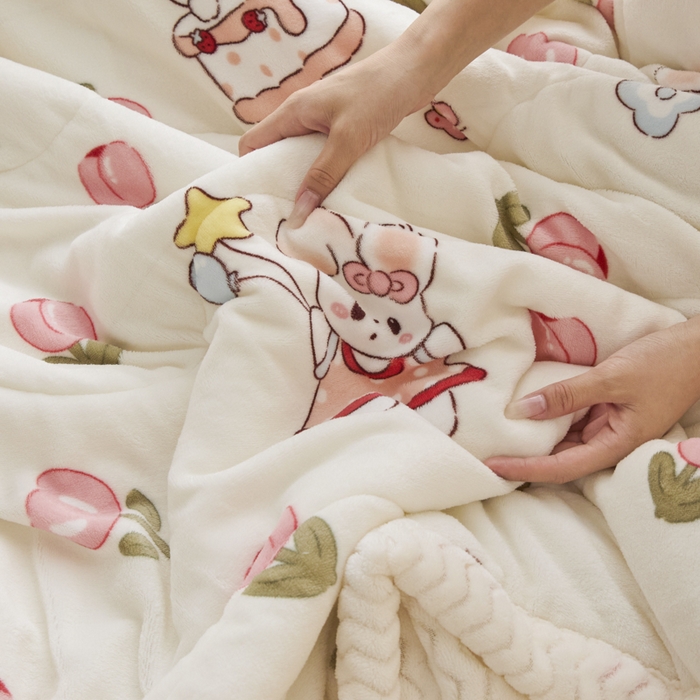 91家纺网 家纺一手货源 找家纺 莉莉安家纺 2025秋冬新款加厚三层夹棉牛奶绒贝贝绒毯冬季保暖盖毯复合毛毯 郁金香恋