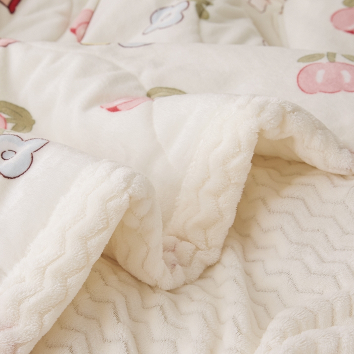 91家纺网 家纺一手货源 找家纺 莉莉安家纺 2025秋冬新款加厚三层夹棉牛奶绒贝贝绒毯冬季保暖盖毯复合毛毯 郁金香恋