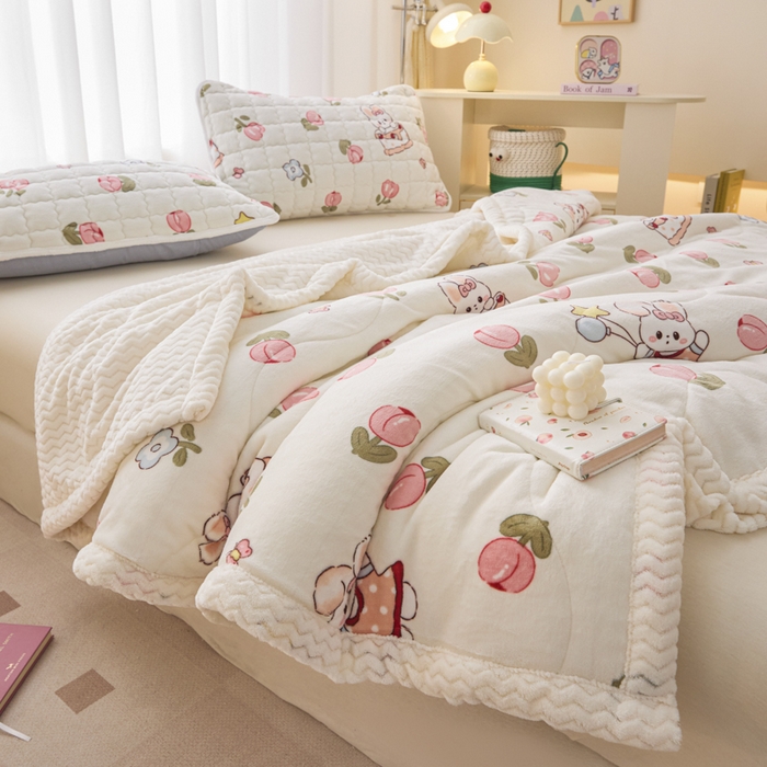 91家纺网 家纺一手货源 找家纺 莉莉安家纺 2025秋冬新款加厚三层夹棉牛奶绒贝贝绒毯冬季保暖盖毯复合毛毯 郁金香恋