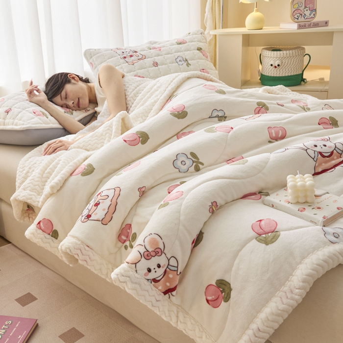 91家纺网 家纺一手货源 找家纺 莉莉安家纺 2025秋冬新款加厚三层夹棉牛奶绒贝贝绒毯冬季保暖盖毯复合毛毯 郁金香恋