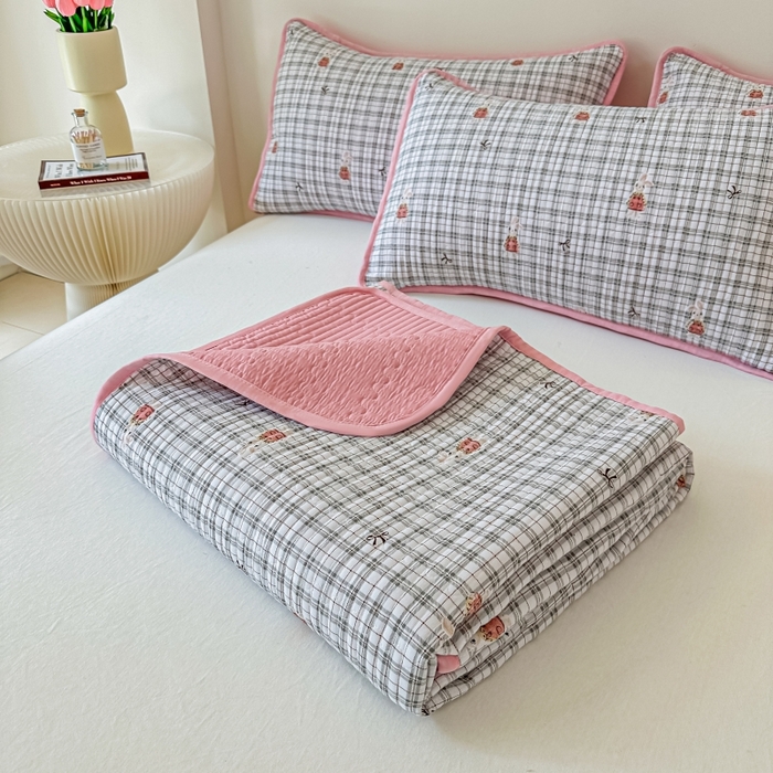 91家纺网 家纺一手货源 找家纺 麦田家纺 2025新款针织棉双层纱印花双面床盖 小熊格子