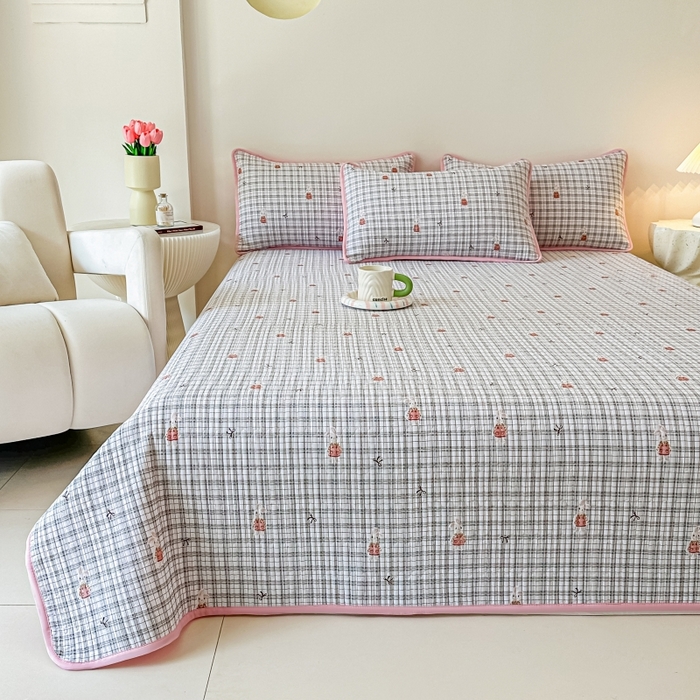 91家纺网 家纺一手货源 找家纺 麦田家纺 2025新款针织棉双层纱印花双面床盖 小熊格子