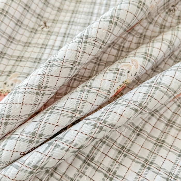 91家纺网 家纺一手货源 找家纺 麦田家纺 2025新款针织棉双层纱印花双面床盖 小熊格子