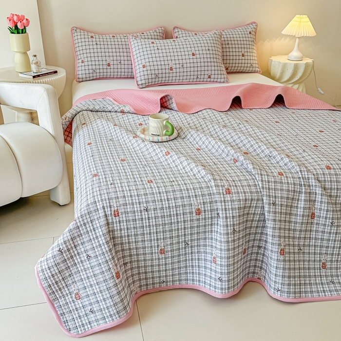 91家纺网 家纺一手货源 找家纺 麦田家纺 2025新款针织棉双层纱印花双面床盖 小熊格子