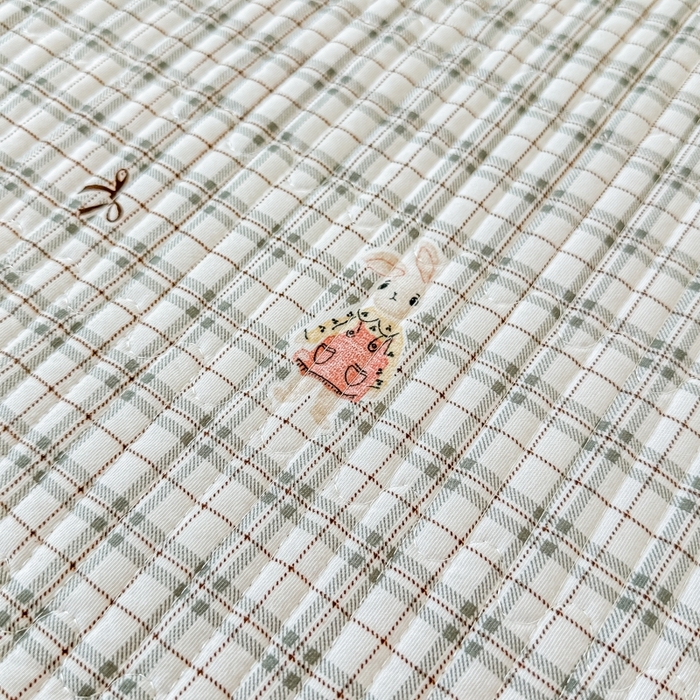 91家纺网 家纺一手货源 找家纺 麦田家纺 2025新款针织棉双层纱印花双面床盖 小熊格子