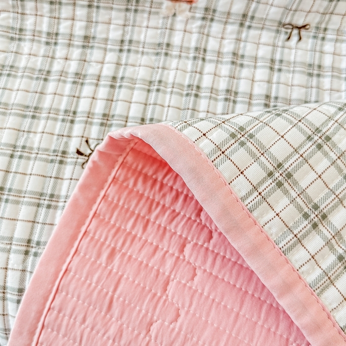 91家纺网 家纺一手货源 找家纺 麦田家纺 2025新款针织棉双层纱印花双面床盖 小熊格子