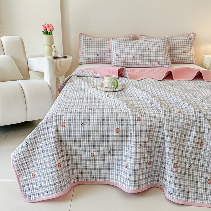 91家纺网 家纺一手货源 找家纺 麦田家纺 2025新款针织棉双层纱印花双面床盖 小熊格子