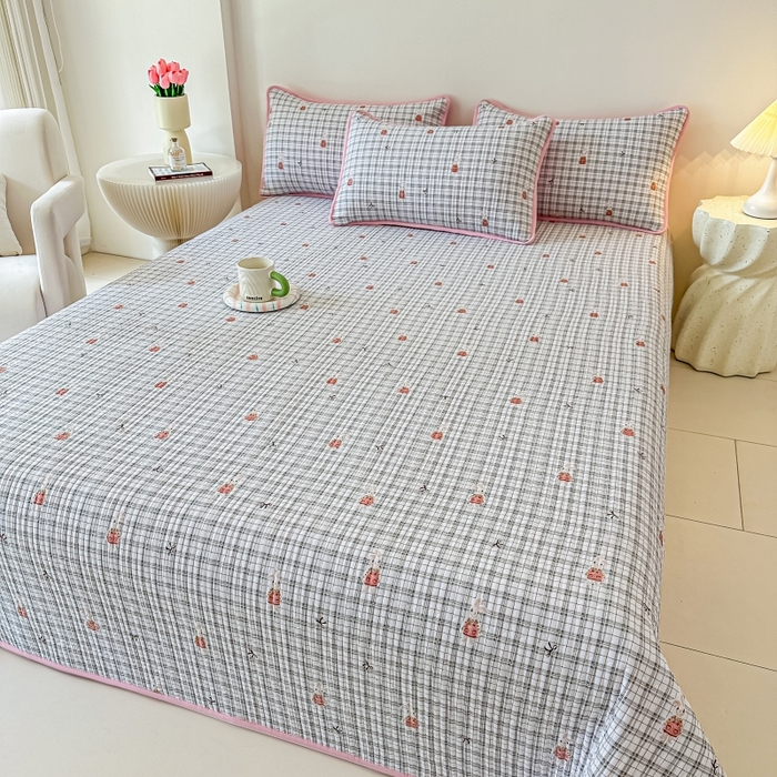 91家纺网 家纺一手货源 找家纺 麦田家纺 2025新款针织棉双层纱印花双面床盖 小熊格子