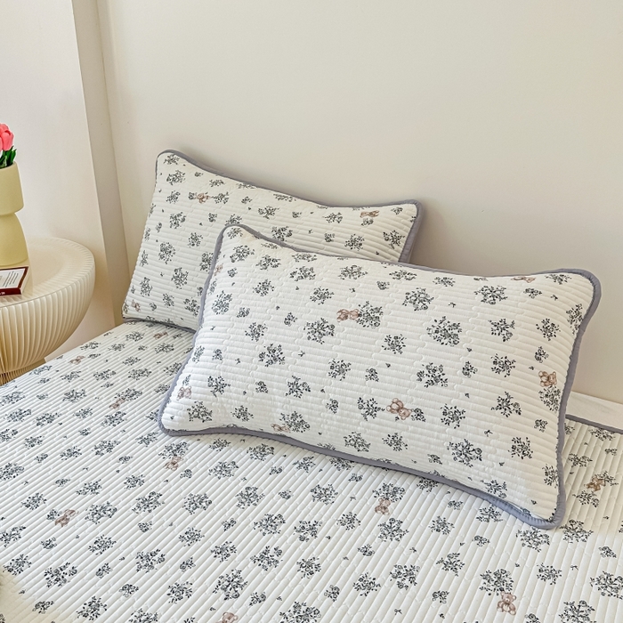 91家纺网 家纺一手货源 找家纺 麦田家纺 2025新款针织棉双层纱印花双面床盖 浪漫小熊-灰