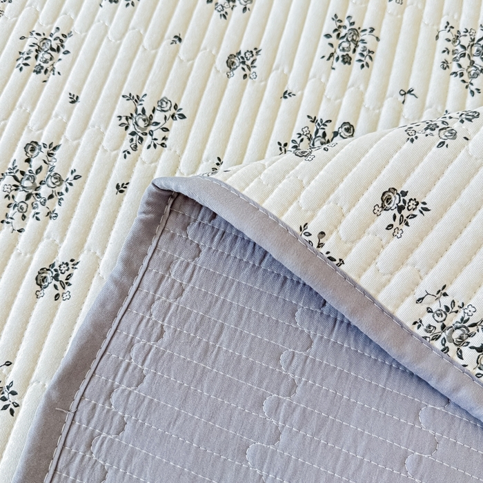 91家纺网 家纺一手货源 找家纺 麦田家纺 2025新款针织棉双层纱印花双面床盖 浪漫小熊-灰