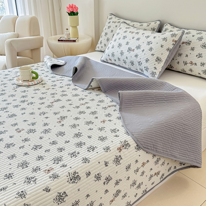 91家纺网 家纺一手货源 找家纺 麦田家纺 2025新款针织棉双层纱印花双面床盖 浪漫小熊-灰