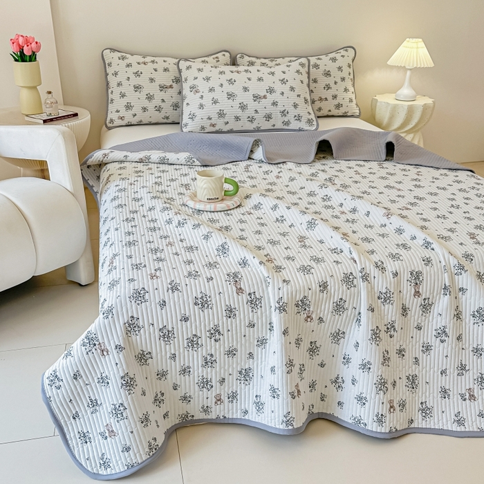 91家纺网 家纺一手货源 找家纺 麦田家纺 2025新款针织棉双层纱印花双面床盖 浪漫小熊-灰