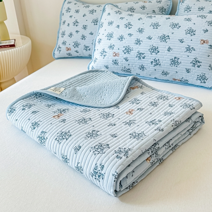 91家纺网 家纺一手货源 找家纺 麦田家纺 2025新款针织棉双层纱印花双面床盖 浪漫小熊-兰