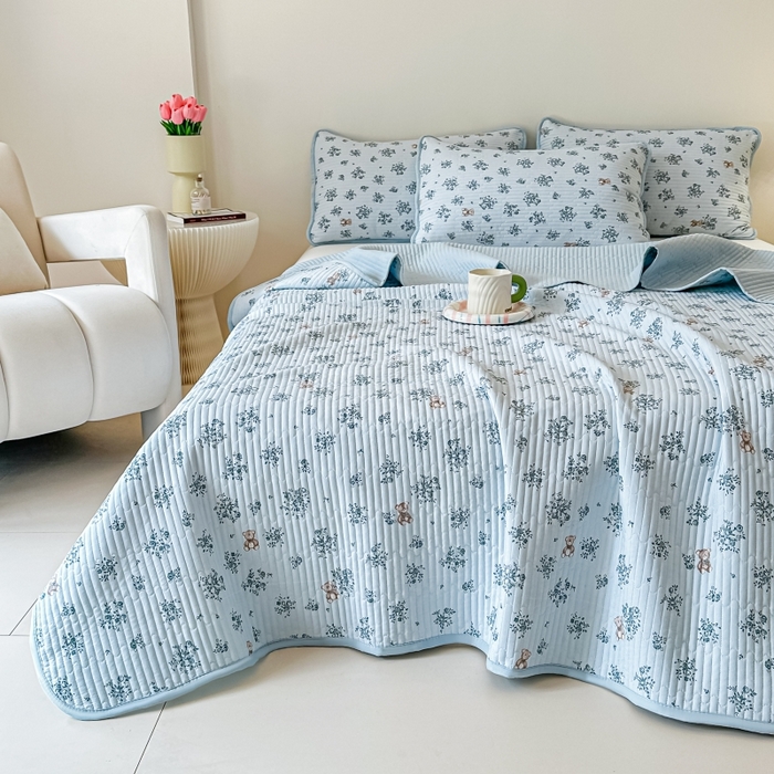 91家纺网 家纺一手货源 找家纺 麦田家纺 2025新款针织棉双层纱印花双面床盖 浪漫小熊-兰