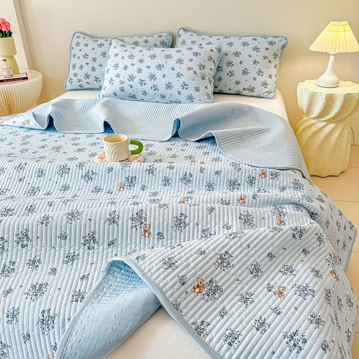 91家纺网 家纺一手货源 找家纺 麦田家纺 2025新款针织棉双层纱印花双面床盖 浪漫小熊-兰