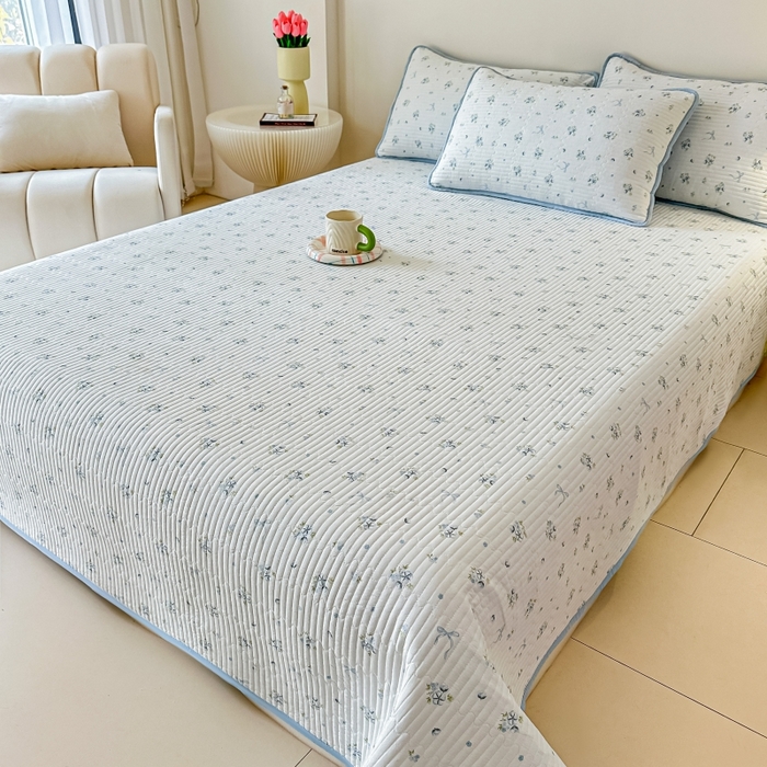 91家纺网 家纺一手货源 找家纺 麦田家纺 2025新款珍珠绸印花双面床盖 木棉蝶花-晴空蓝