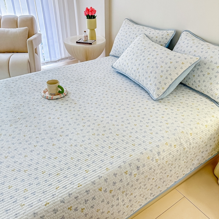 91家纺网 家纺一手货源 找家纺 麦田家纺 2025新款珍珠绸印花双面床盖 花非花-晴空蓝