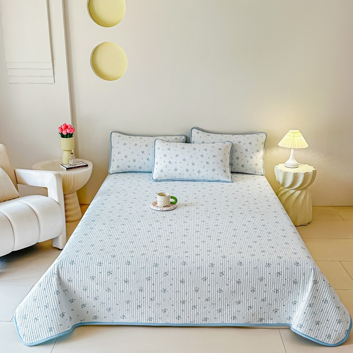 91家纺网 家纺一手货源 找家纺 麦田家纺 2025新款珍珠绸印花双面床盖 木棉蝶花-晴空蓝