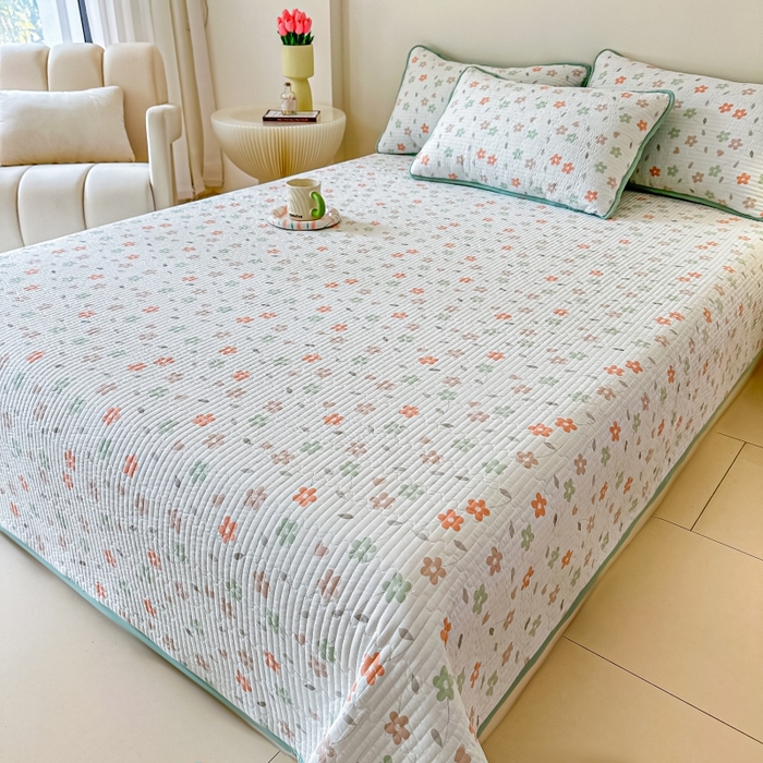 91家纺网 家纺一手货源 找家纺 麦田家纺 2025新款珍珠绸印花双面床盖 朵朵花林-仙踪绿