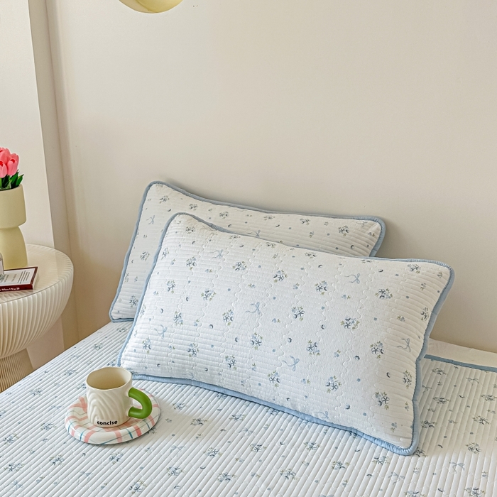 91家纺网 家纺一手货源 找家纺 麦田家纺 2025新款珍珠绸印花双面床盖 木棉蝶花-晴空蓝