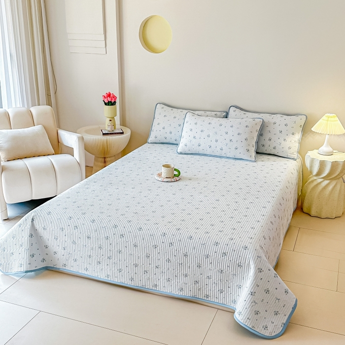 91家纺网 家纺一手货源 找家纺 麦田家纺 2025新款珍珠绸印花双面床盖 木棉蝶花-晴空蓝