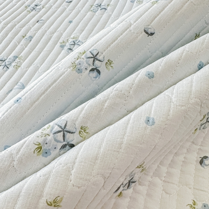 91家纺网 家纺一手货源 找家纺 麦田家纺 2025新款珍珠绸印花双面床盖 木棉蝶花-晴空蓝