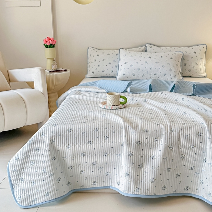 91家纺网 家纺一手货源 找家纺 麦田家纺 2025新款珍珠绸印花双面床盖 木棉蝶花-晴空蓝