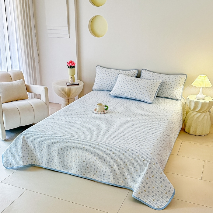 91家纺网 家纺一手货源 找家纺 麦田家纺 2025新款珍珠绸印花双面床盖 花非花-晴空蓝