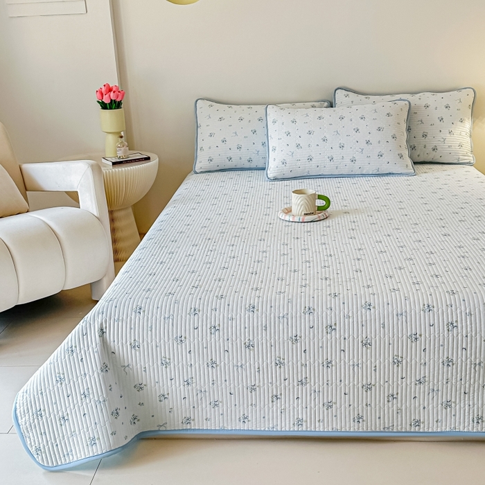 91家纺网 家纺一手货源 找家纺 麦田家纺 2025新款珍珠绸印花双面床盖 木棉蝶花-晴空蓝