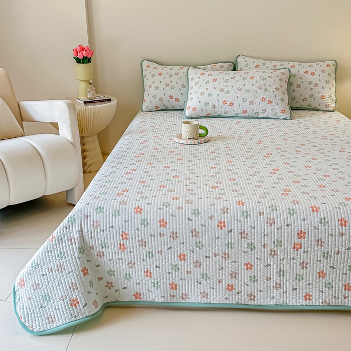 91家纺网 家纺一手货源 找家纺 麦田家纺 2025新款珍珠绸印花双面床盖 朵朵花林-仙踪绿