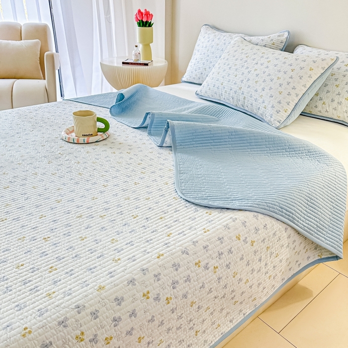 91家纺网 家纺一手货源 找家纺 麦田家纺 2025新款珍珠绸印花双面床盖 花非花-晴空蓝