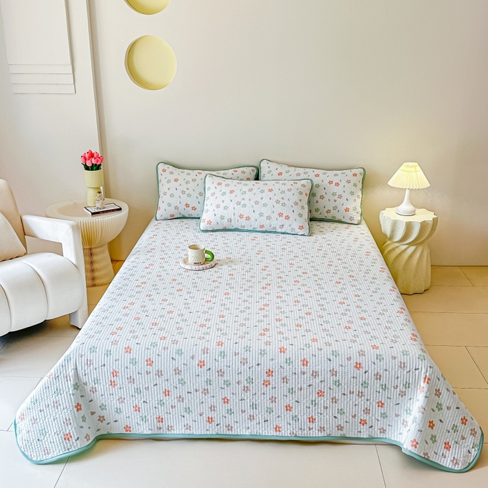 91家纺网 家纺一手货源 找家纺 麦田家纺 2025新款珍珠绸印花双面床盖 朵朵花林-仙踪绿