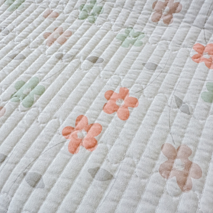 91家纺网 家纺一手货源 找家纺 麦田家纺 2025新款珍珠绸印花双面床盖 朵朵花林-仙踪绿