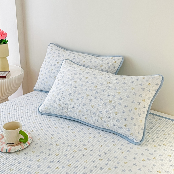 91家纺网 家纺一手货源 找家纺 麦田家纺 2025新款珍珠绸印花双面床盖 花非花-晴空蓝