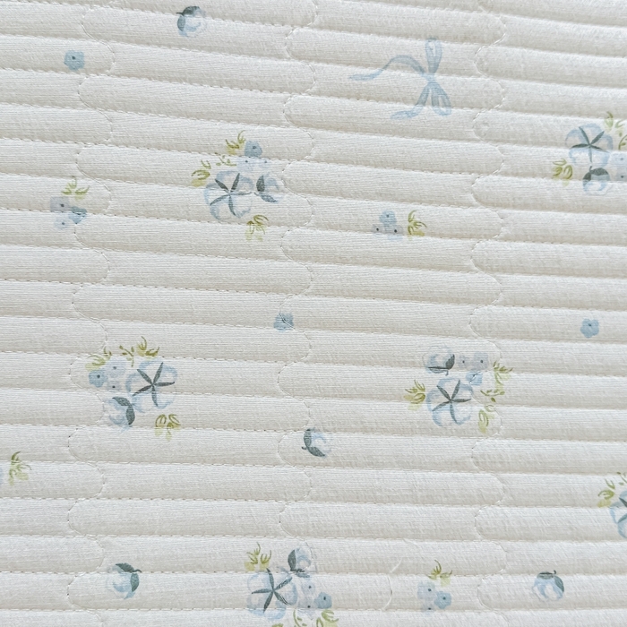 91家纺网 家纺一手货源 找家纺 麦田家纺 2025新款珍珠绸印花双面床盖 木棉蝶花-晴空蓝