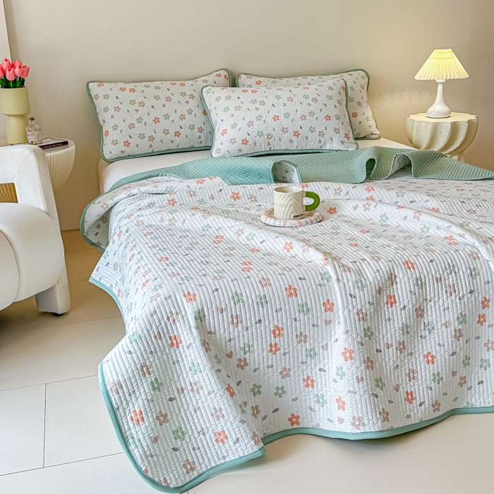 91家纺网 家纺一手货源 找家纺 麦田家纺 2025新款珍珠绸印花双面床盖 朵朵花林-仙踪绿