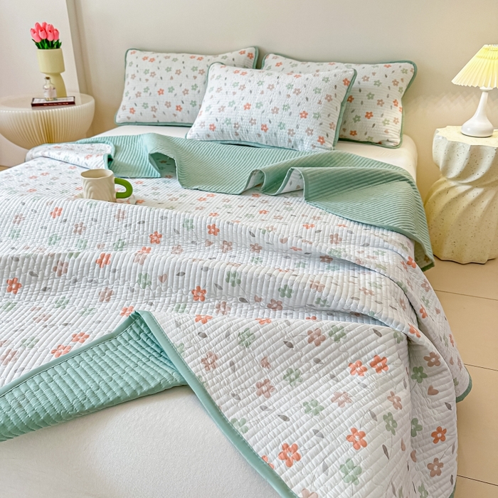 91家纺网 家纺一手货源 找家纺 麦田家纺 2025新款珍珠绸印花双面床盖 朵朵花林-仙踪绿