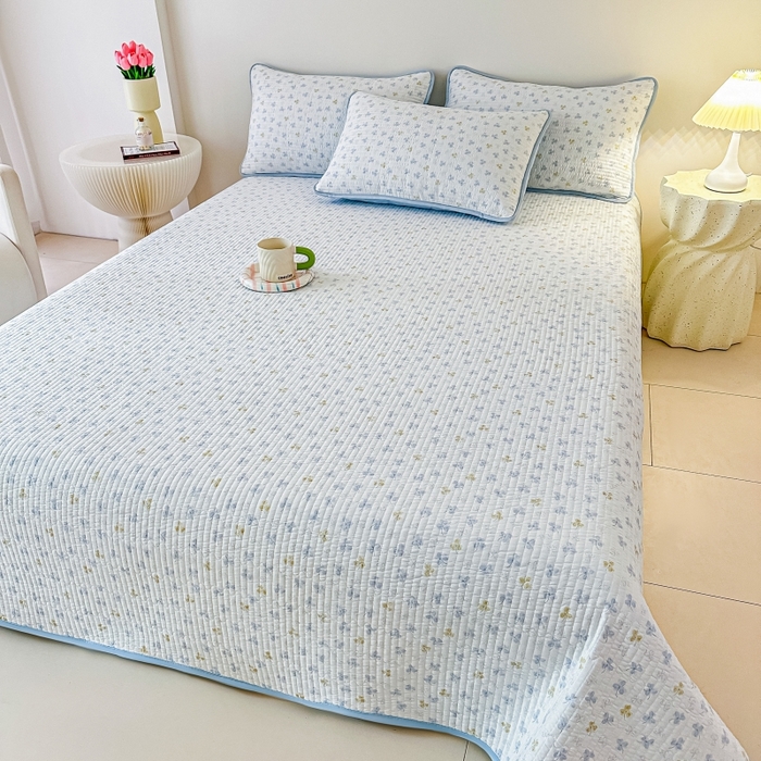 91家纺网 家纺一手货源 找家纺 麦田家纺 2025新款珍珠绸印花双面床盖 花非花-晴空蓝