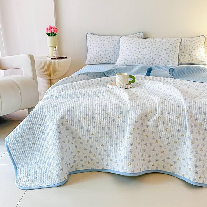 91家纺网 家纺一手货源 找家纺 麦田家纺 2025新款珍珠绸印花双面床盖 花非花-晴空蓝