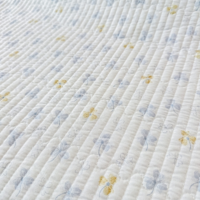 91家纺网 家纺一手货源 找家纺 麦田家纺 2025新款珍珠绸印花双面床盖 花非花-晴空蓝