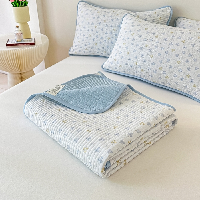 91家纺网 家纺一手货源 找家纺 麦田家纺 2025新款珍珠绸印花双面床盖 花非花-晴空蓝